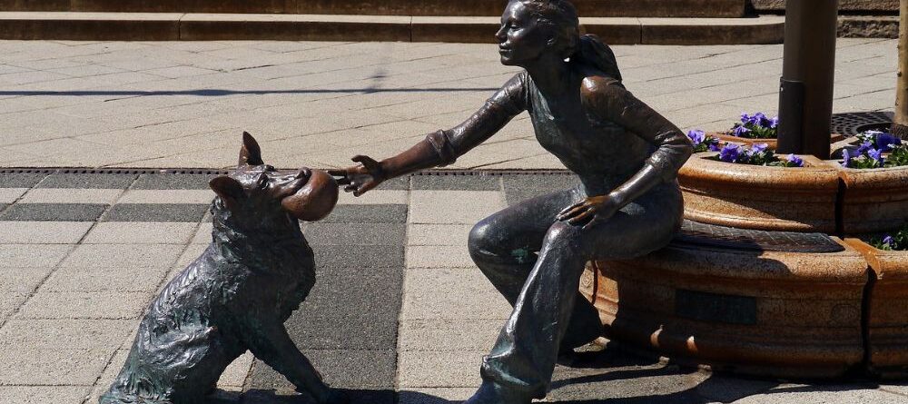 Estatua de niña con su perro Budapest